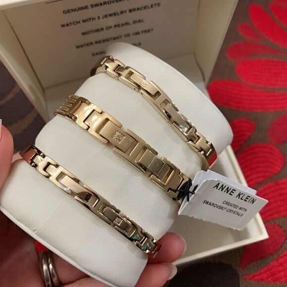 Women’s Anne Klein watch and bangle Bracele set - Picture 11 of 11